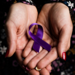 Saiba como identificar um relacionamento abusivo e como agir em situações de violência contra mulher.